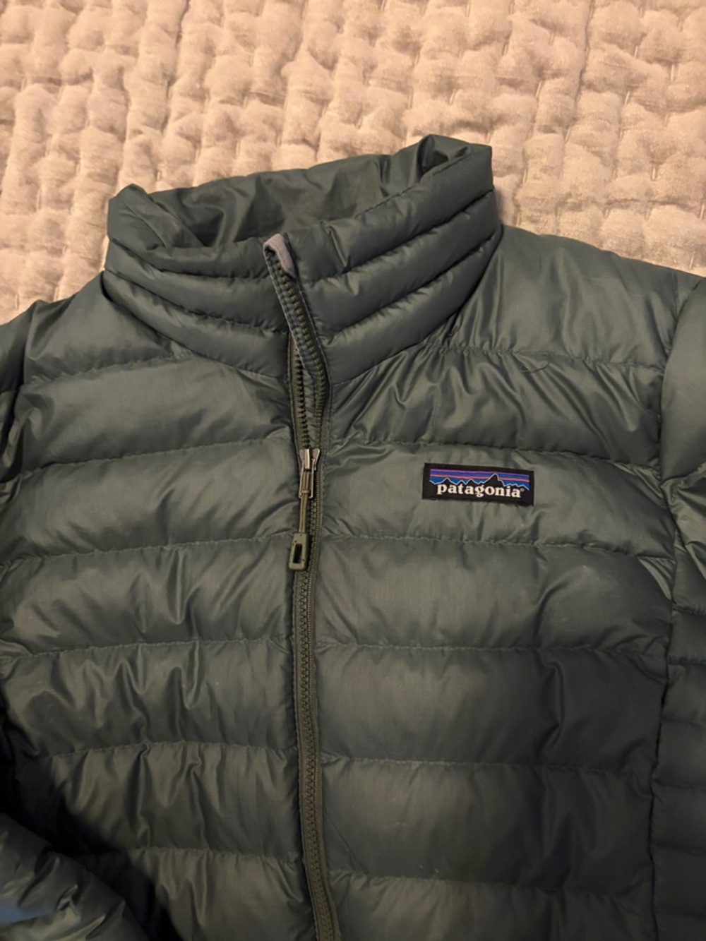 Patagonia Women's Puffer Jacket in Sage Green - Picture 2 of 13